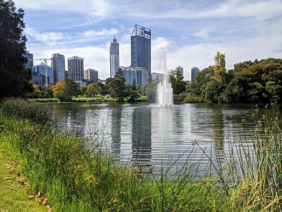 City & Lakeside With Free Parking, Pool And 10 Mins Walk Into The City Perth Exterior foto